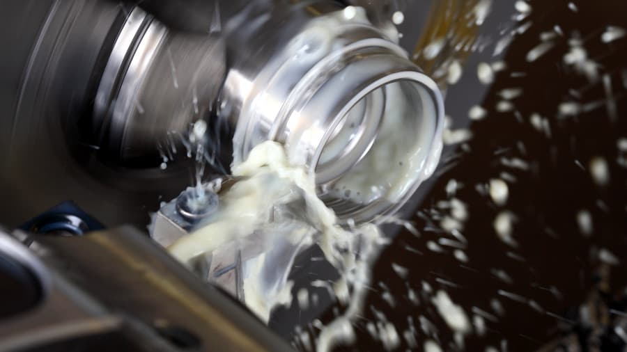 Provoz s chlazením a řeznými emulzemi klade nároky na odolnost vůči olejům a chemikáliím při vysokém zatížení