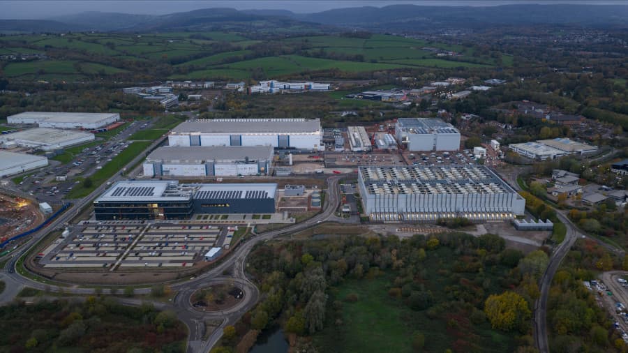 Cardiff Data Center Campus provozovaný společností Vantage. Jedno z&nbsp;největších datacenter v&nbsp;Evropě je navržené pro hustotu výkonu až 125&nbsp;kW na rack