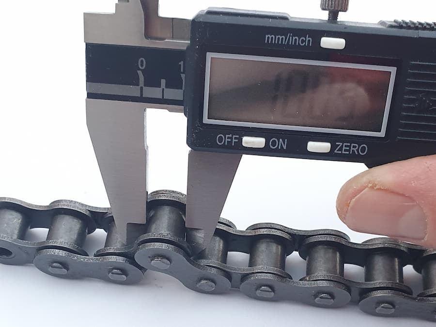 Ukázka měření vnějšího průměru válečku. Naměřená hodnota: 10,09 mm