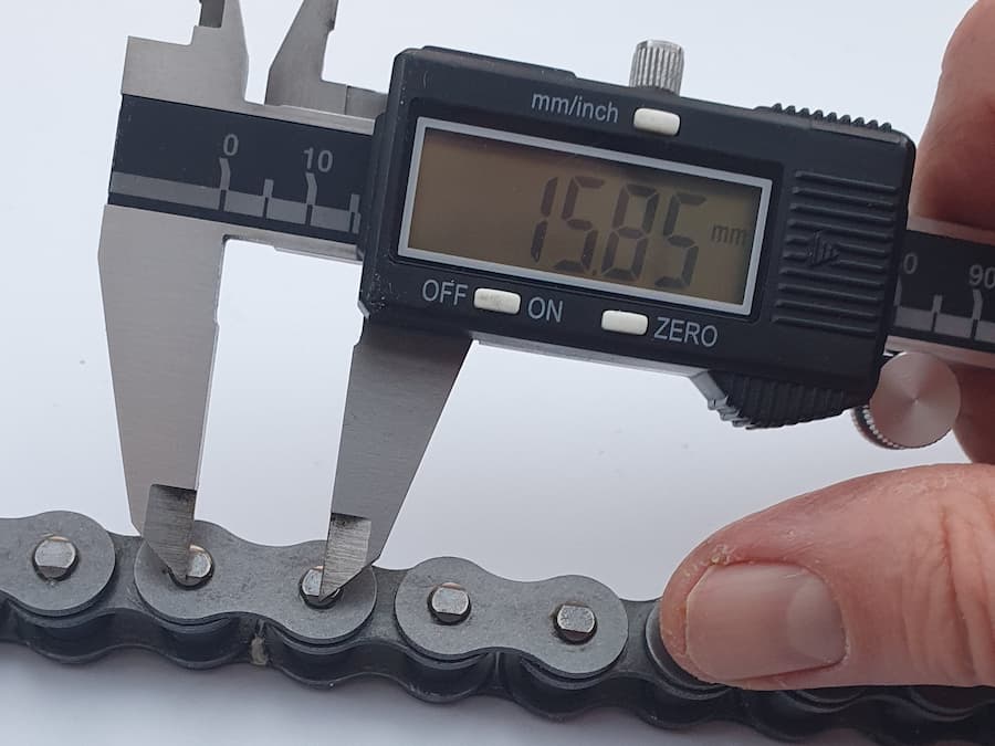 Ukázka měření rozteče jednoho článku. Naměřená hodnota: 15,85 mm