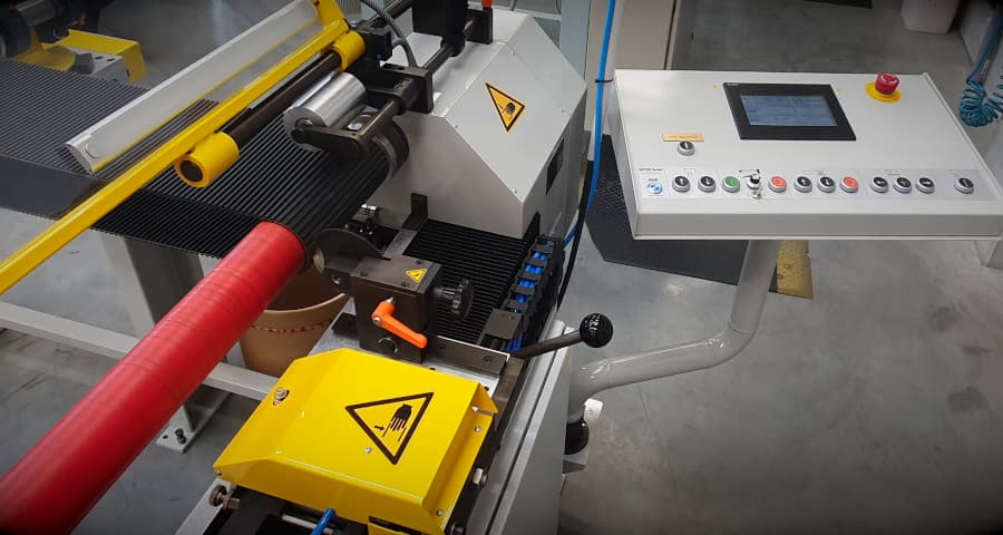 Nový automatický řezací stroj Beyer - fotografie