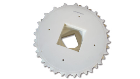 Ukázka plastového jednodílného ozubeného kola s&nbsp;kovovou vložkou a&nbsp;dírou pro čtvercovou hřídel