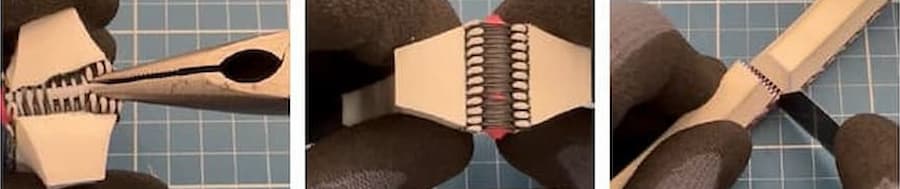 Vypáčíme spojovací čep pomocí háčku. Uchopíme čep kleštěmi a pomalu ho vytáhneme. Řemen úplně rozevřeme.
        Pak opatrně odřízneme horní krycí vrstvu řemenu.